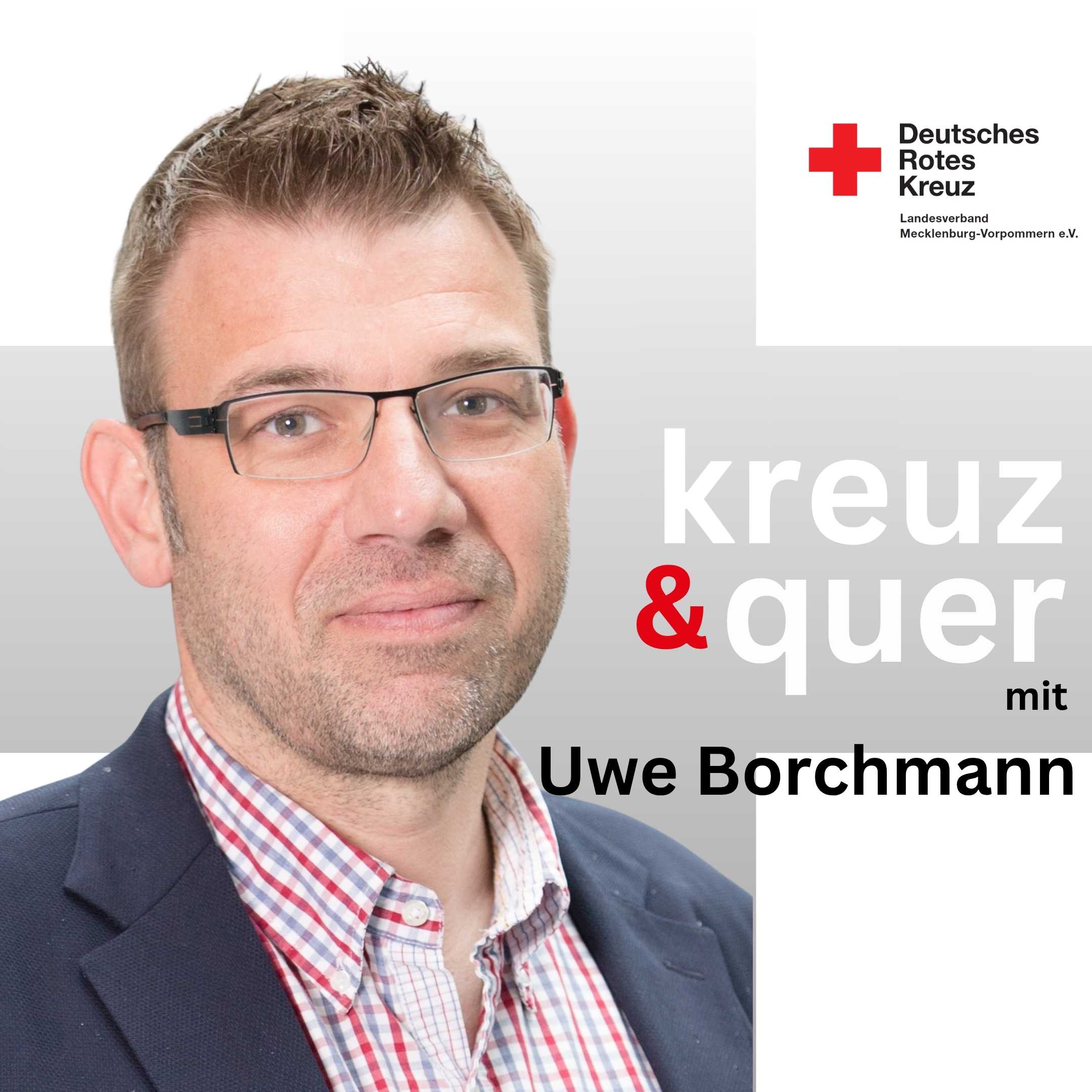 Mann mit Brille vor DRK-Logo, Text "kreuz & quer mit Uwe Borchmann".