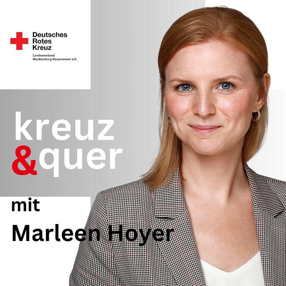 Porträt einer Frau vor „kreuz & quer“ Text, Logo des Deutschen Roten Kreuzes oben links.