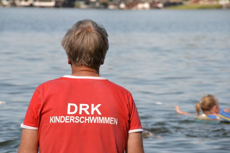 2021: Schwimmlehrer Christian Möller engagiert sich seit 17 Jahren für das Projekt Kita Kinder lernen Schwimmen beim Deutsches Rotes Kreuz Kreisverband Güstrow. Foto Caroline Awe11