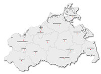 Karte von Mecklenburg-Vorpommern mit markierten Standorten der DRK-Kreisverbände in Städten wie Rostock, Schwerin, Neubrandenburg und anderen