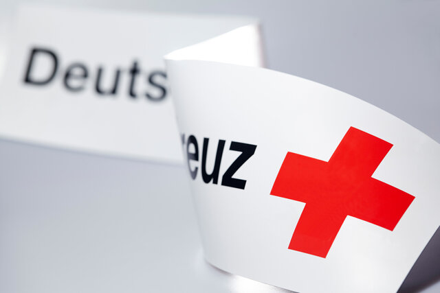 Rotes Kreuz Symbol mit dem Schriftzug 'Deutsches Rotes Kreuz' auf weißem Hintergrund