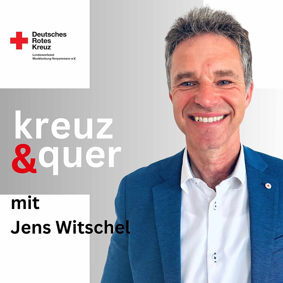 Mann in blauem Anzug lächelt. Text: "kreuz & quer mit Jens Witschel", Logo des Deutschen Roten Kreuzes.