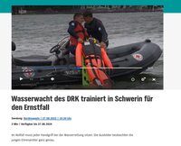 Rettungsübung der Wasserwacht: Zwei Personen in Einsatzkleidung auf einem Boot im Wasser.