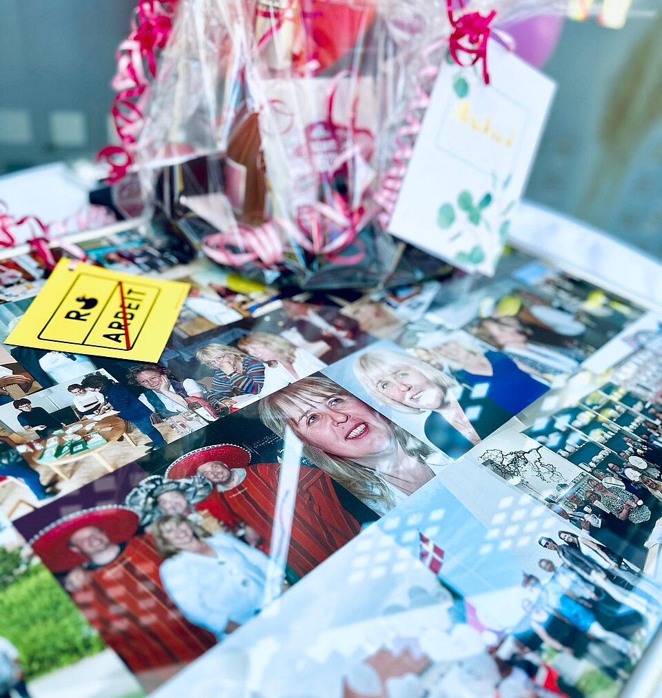Collage aus Fotos und einem Geschenkkorb mit roten Schleifen auf einem Tisch.