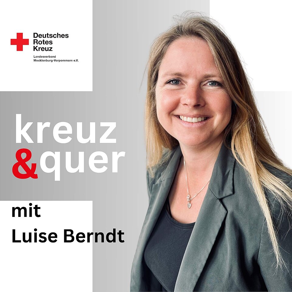Frau mit langen blonden Haaren trägt schwarzen Blazer und Halskette, neben Text 'kreuz & quer mit Luise Berndt' und Logo Deutsches Rotes Kreuz Mecklenburg-Vorpommern