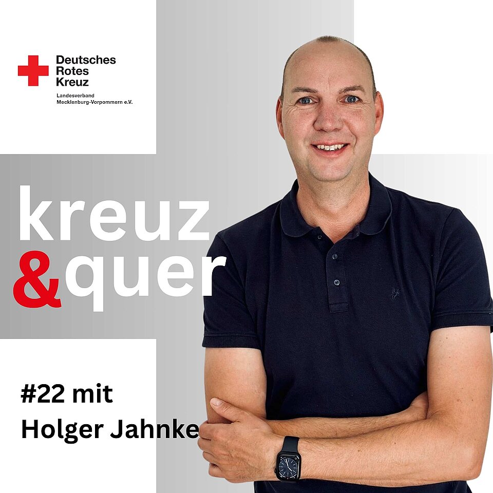 Mann in schwarzem Polo mit verschränkten Armen. Logo des Deutschen Roten Kreuzes. Text: "kreuz & quer #22 mit Holger Jahnke".